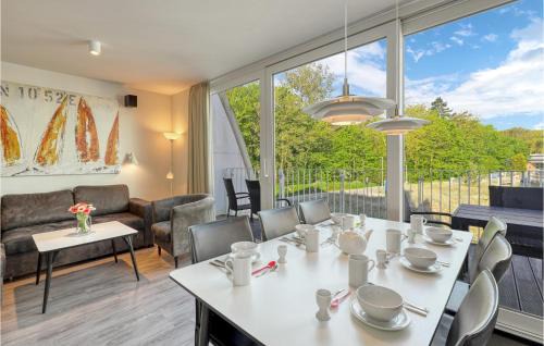Travemuende Apartment | Elegant Dünenvilla: Family-Friendly Retreat with Dining
