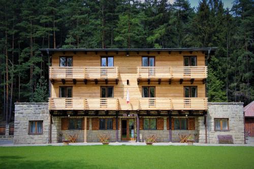 Budislav House | Discover Dum Bratri Capku: Pet-Friendly Retreat with Dining