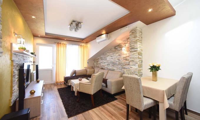 Tomicici Apartment | Inviting D&D Apartments: 4-Bed Apartment with Ocean View