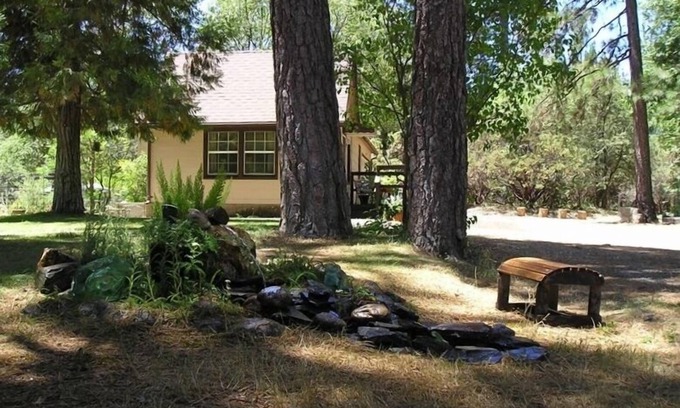 Mariposa Cottage | Inviting D&E Digs: Relax Amidst Woods and Starry Nights