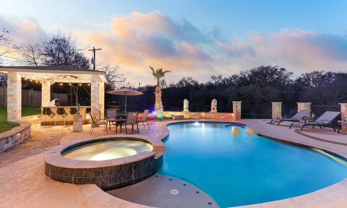San Antonio House | Discover D'Hidden Gem: Sleeps 16 with Heated Pool & Spa