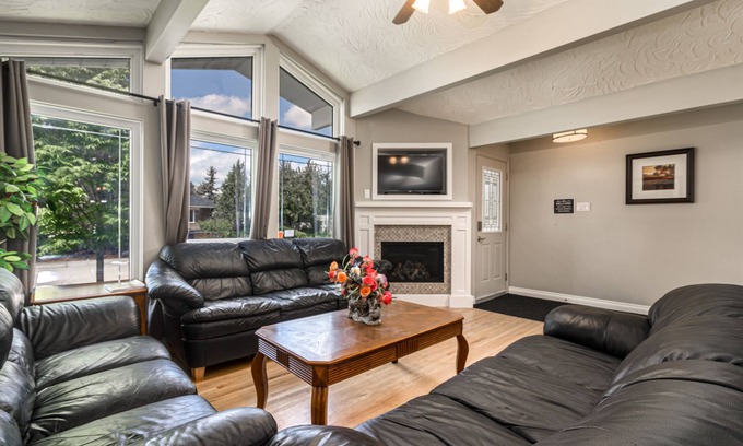 Haysboro House | Tranquil Retreat by Glenmore Reservoir with Spa & Hot Tub