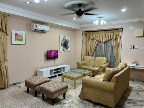 Seri Kembangan House | Inviting D’Lestari Homestay: Child-Friendly & Highly Rated