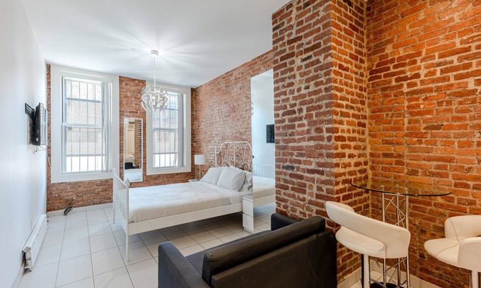 East Harlem Apartment | Cozy Loft Studio Near Park Ave with Kitchen & Breakfast