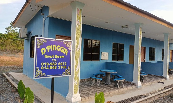 Kuala Tahan Cabin | Cozy D'pinggir Guest Room with Breakfast & Fireplace
