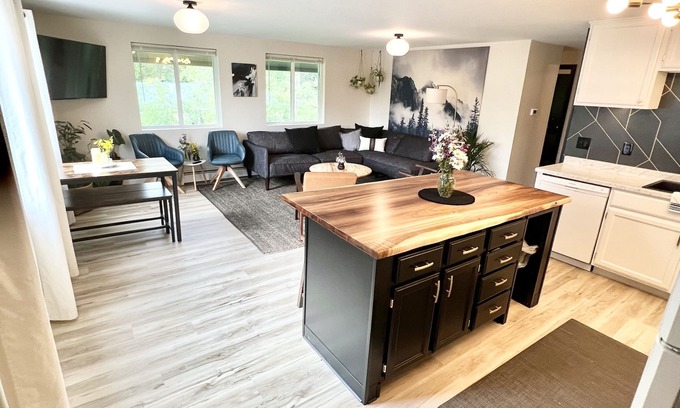 Valdez Apartment | Family-Friendly D&R Storage and Rentals with Kitchen Access