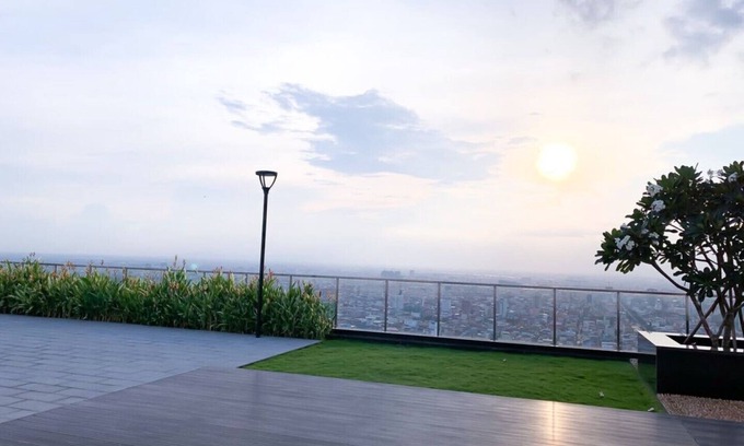 Prampir Makara House | Inviting D Suites at The Skyline: Pool & Breakfast Included