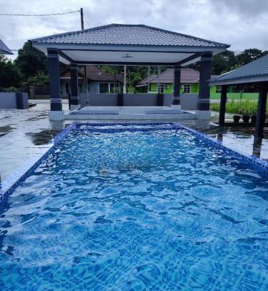 Kampung Dusun Rendah House | Relax at D’wokah Roomah with Oceanfront Pool Access