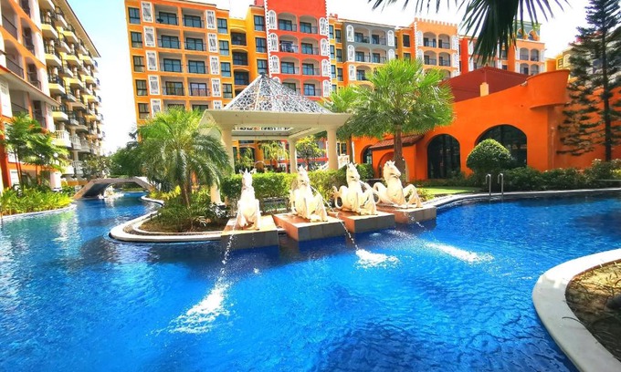 Na Chom Thian Apartment | Relaxing D14 Venetian Condo Resort with Pool & Netflix