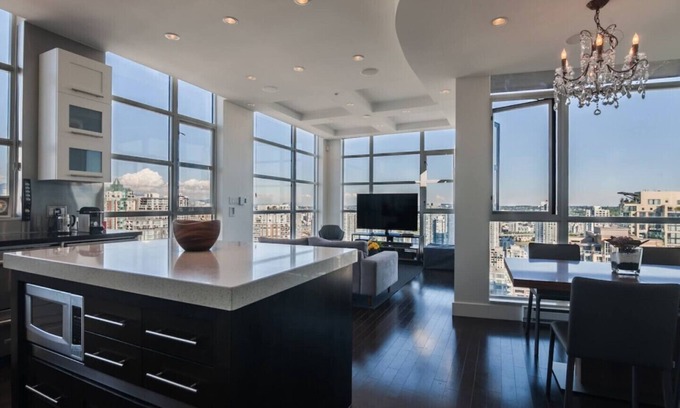 Downtown Vancouver Condo | Exclusive D15 Penthouse with Rooftop Patio & Kitchen