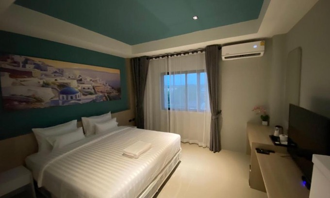 Phan Thong Hotel | Elegant D5 Gold Hotel: Private Beach & Ocean Views Await