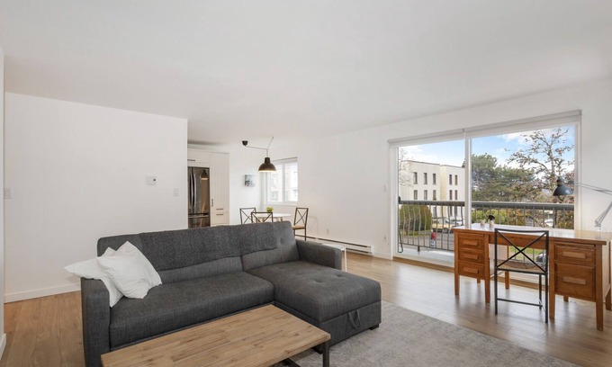 Mount Pleasant Condo | Cozy Updated One Bedroom in Mount Pleasant with Breakfast