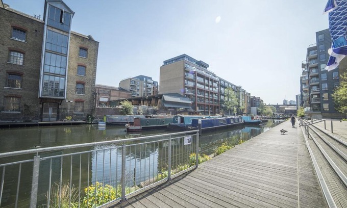 De Beauvoir Apartment | Canal View Apartment D8: 4-Star Family-Friendly Retreat