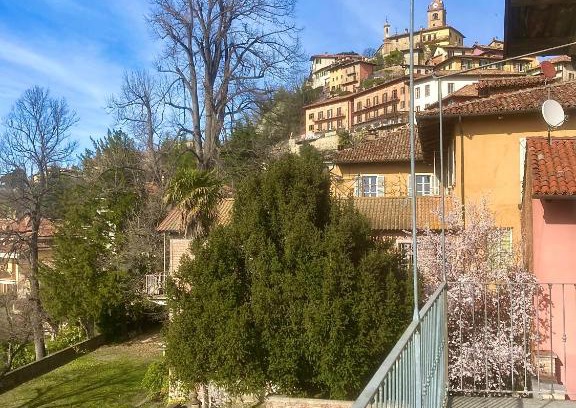 Monforte d'Alba House | Pet-Friendly Retreat at da Emi - La Casetta in Piazza