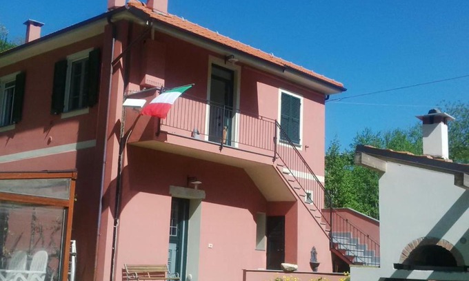 Vezzi Portio Apartment | Top-Rated Family Haven at Da Laura e Sergio with Kitchen