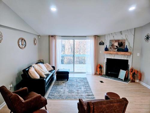 Mountain Island House | Discover Da.Luxe Cottage: Pet-Friendly Retreat on 1.56 Acres