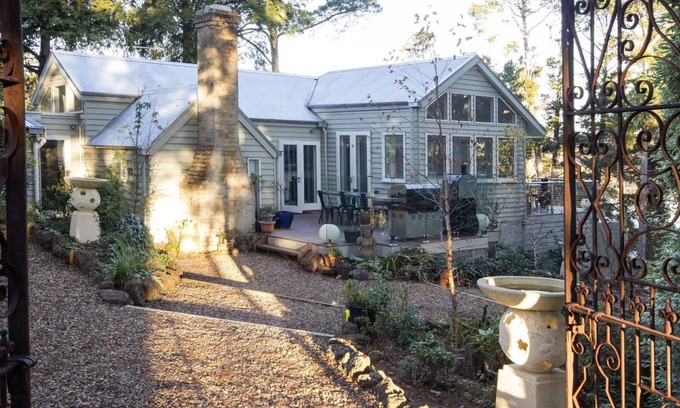 Daylesford House | Pet-Friendly Dacha on Daylesford Lake with Ocean Views