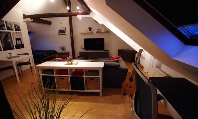 Bothfeld Apartment | Elegant Dachgeschosswohnung - Family-Friendly Retreat
