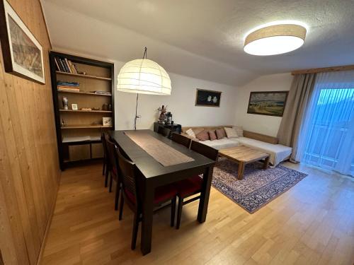Schildlehen Apartment | Cozy Dachsteinblick Apartment - Family-Friendly Retreat