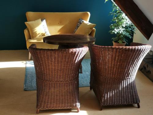 Vorderer Westen Apartment | Family-Friendly Dachstudio Herkulesblick with Great Reviews