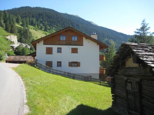 Vals Apartment | Oceanfront Dachwohnung Unterem Hoereli with Hot Tub & Views