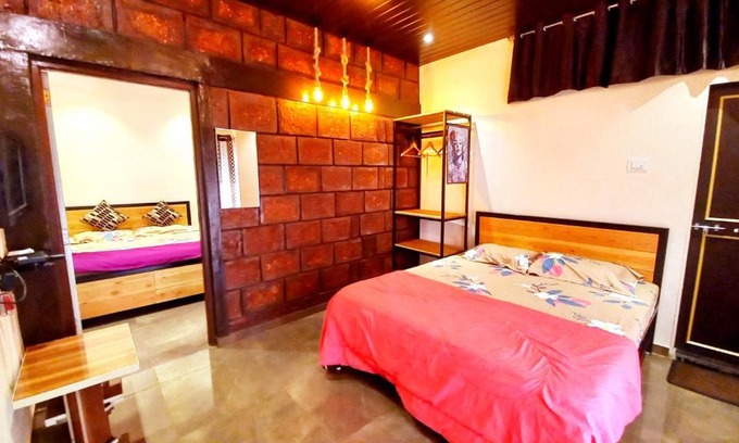 Panchgani House | Discover Dadaji Cottage: Family-Friendly Retreat with Dining