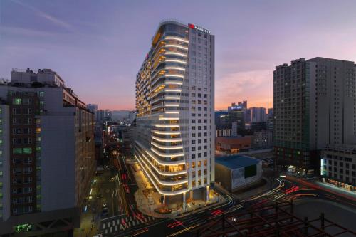 Sincheondong Hotel | Deluxe Daegu Marriott Hotel: Spa, Pool & Family Amenities
