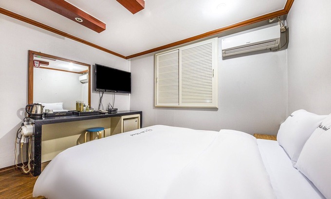 Jung-gu Hotel | Eco-Friendly Retreat at Daejeon Daesa Lake with Breakfast