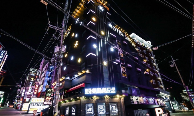 Dong-gu Hotel | Eco-Friendly Stay at Daejeon Yongjeon Cinema with Breakfast
