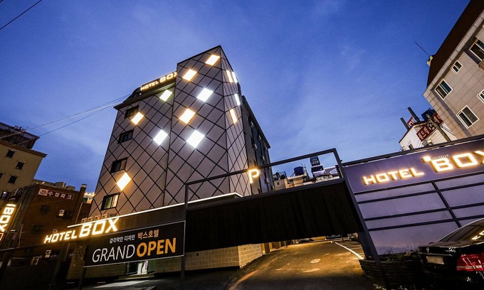 Dong-gu Hotel | Eco-Friendly Stay at Daejeon Yongjeon Hotel Box