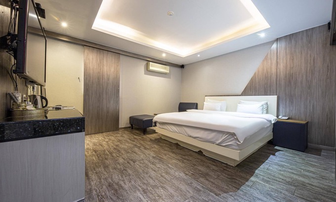 Bongmyeong-dong Hotel | Eco-Friendly Daejeon Yuseong Spa Tower with Hot Tub & Kitchen