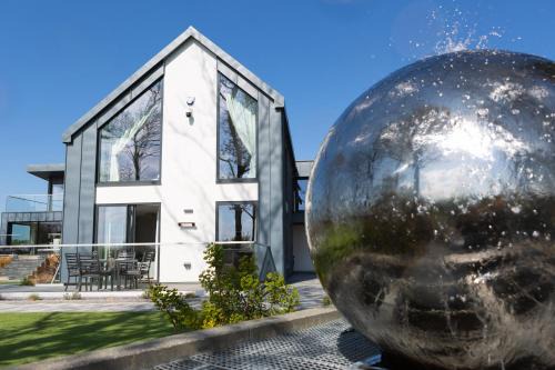 Llangefni House | Elegant Dafarn Newydd Studio: Guest Rated 9.8 with Breakfast