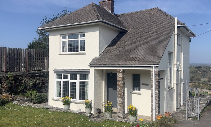 Wadebridge Cottage | Idyllic Daffy Down Dilly in Wadebridge with Scenic Views