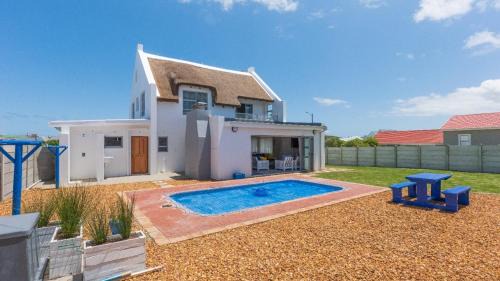 Struisbaai House | Explore Elegance at Dageraad str 2 with Family-Friendly Amenities