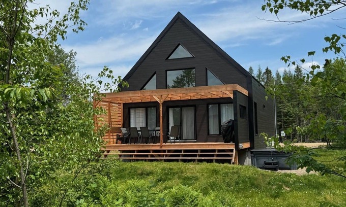 Shannon Ski Chalet | DAHLIA #1: Private Spa Retreat with Ocean View & Pool