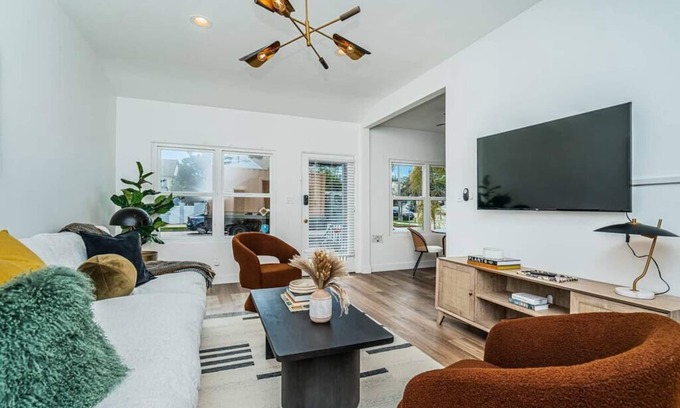 Coronado House | Oceanfront 1BD/1BA Gem Steps from Dining & Shops