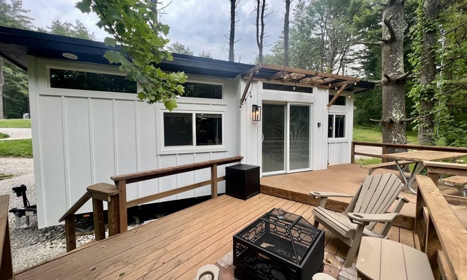 Logan House | Enchanting Dahlia Tiny House with Lake Access & Breakfast