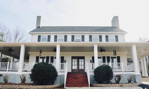 Dahlonega Hotel | Pet-Friendly Dahlonega Resort with Spa & Vineyard Views