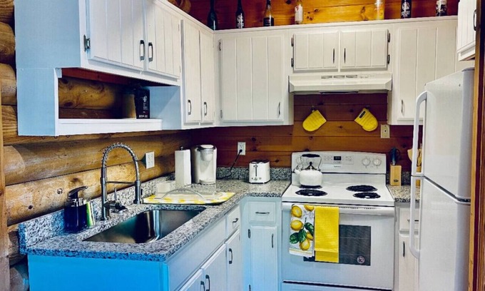 Dahlonega Cabin | Idyllic Dahlonega Wine Country Cabin with Pet-Friendly Perks