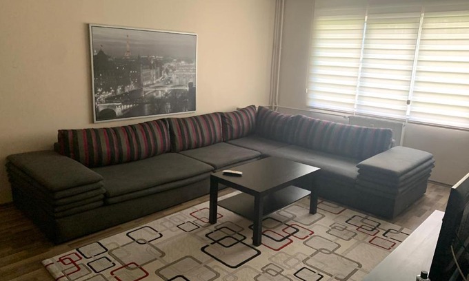 Kucukcekmece Apartment | Family-Friendly Daire with Pet Accessibility Awaits You