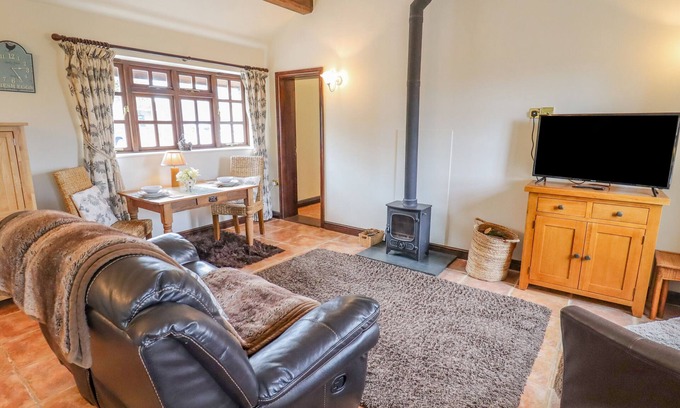 Pershore Cottage | Romantic Dairy Barn Cottage with Spa & Hot Tub in Pershore