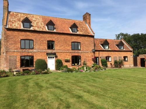 Thetford House | Inviting Dairy Cottage: Child-Friendly Retreat with 9.2 Score