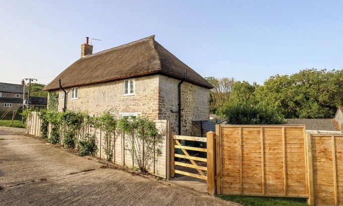 Littlebredy Cottage | Cozy Dairy Cottage: Pet Friendly Retreat in Abbotsbury