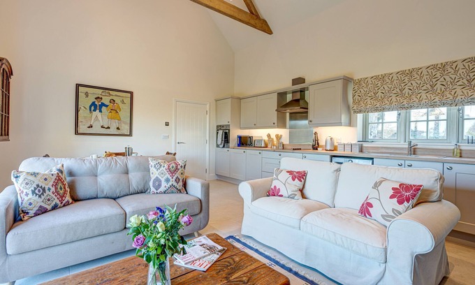 Bladon House | Inviting Dairy Lodge | Bladon Holiday Let with Great Amenities