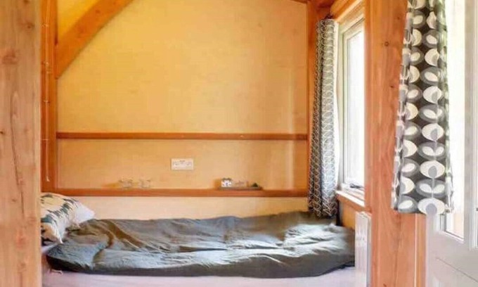 Exeter Ski Chalet | Romantic Getaway: Daisy Log Cabin Surrounded by Nature