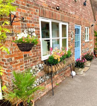 Child Okeford House | Pet-Friendly Retreat at Daisy Cottage - Guest Rated 9.5/10