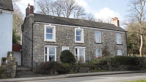 Mumbles House | Cozy Daisy Cottage: Perfect for Family Getaways