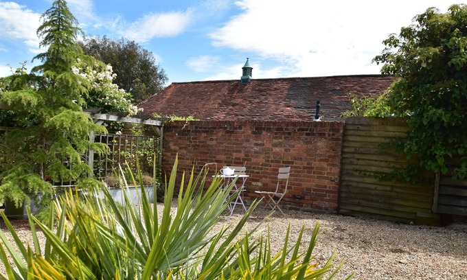 Rye Cottage | Experience Daisy: 4-Star Pet Friendly Retreat with Breakfast