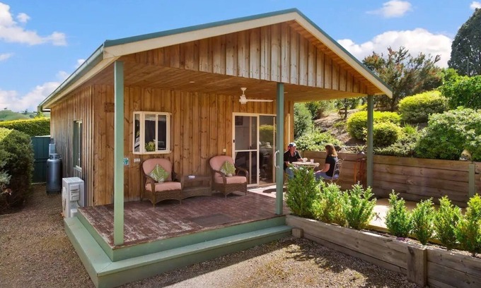 Bonnie Doon Cabin | Discover Daisy Hill Lodge: Family-Friendly Escape in Bonnie Doon