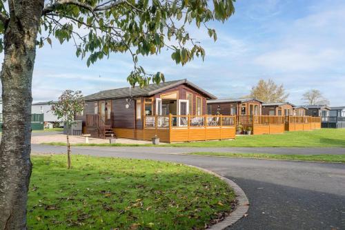 Tiddington Apartment | Discover Daisy Lodge: Pet-Friendly Retreat in Stratford